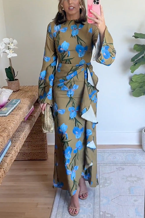 Kvinnors maxiklänning med vackert blommigt mönster, modern draperad slits och stilfulla klockärmar, perfekt vårklänning.