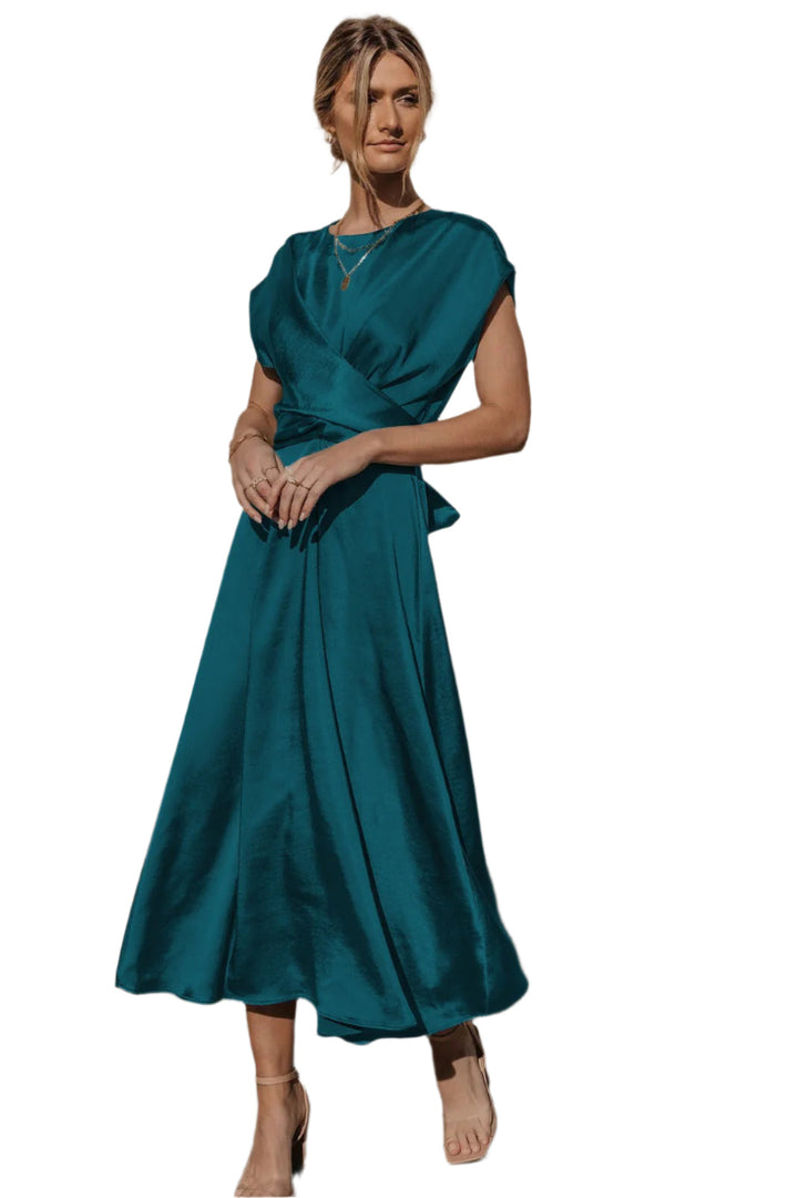 Elegant kvinnors midi klänning med lagerdesign, perfekt för fest och bröllopsgäster.