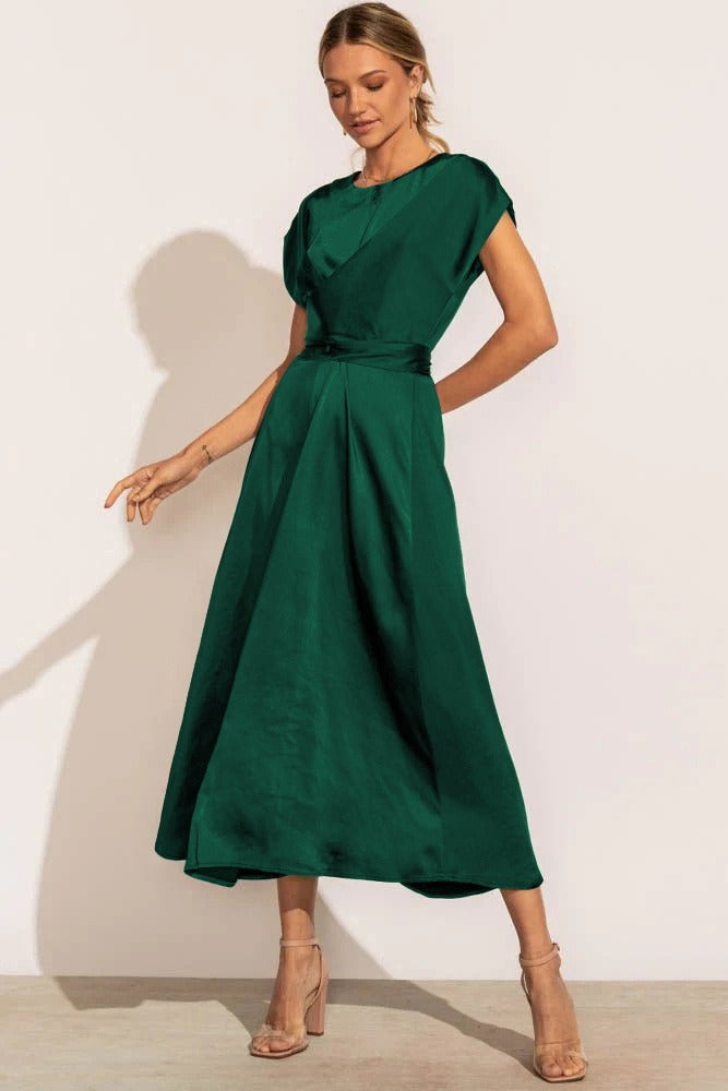 Trendig midi galaklänning med lagerdetaljer, skapar en feminin och elegant kvällslook.