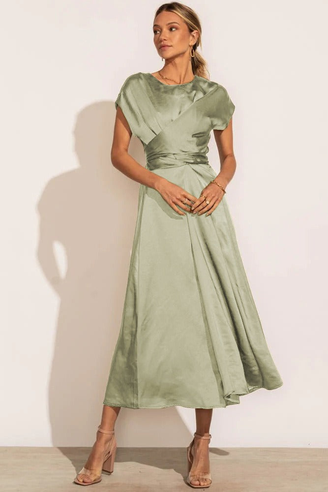 Chic midi klänning med elegant lagerdesign, mångsidig för fest och speciella event.