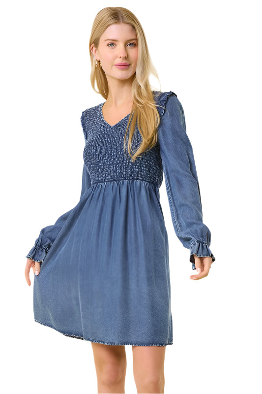 Elegant kvinnors miniklänning med smickrande V-hals. Perfekt sommar- eller festklänning för dam.