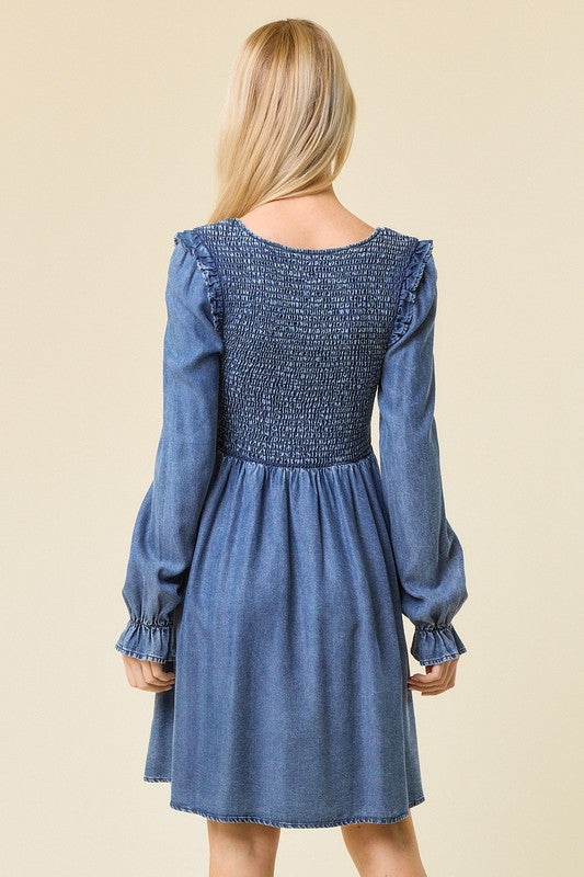 Smickrande kvinnors miniklänning med V-hals och elegant design. Passar alla tillfällen, sommar och fest.