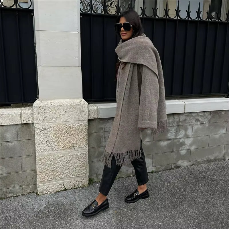 Stilren kvinnors vinterkappa i mjukt material. Integrerad sjal ger extra värme och en elegant look.