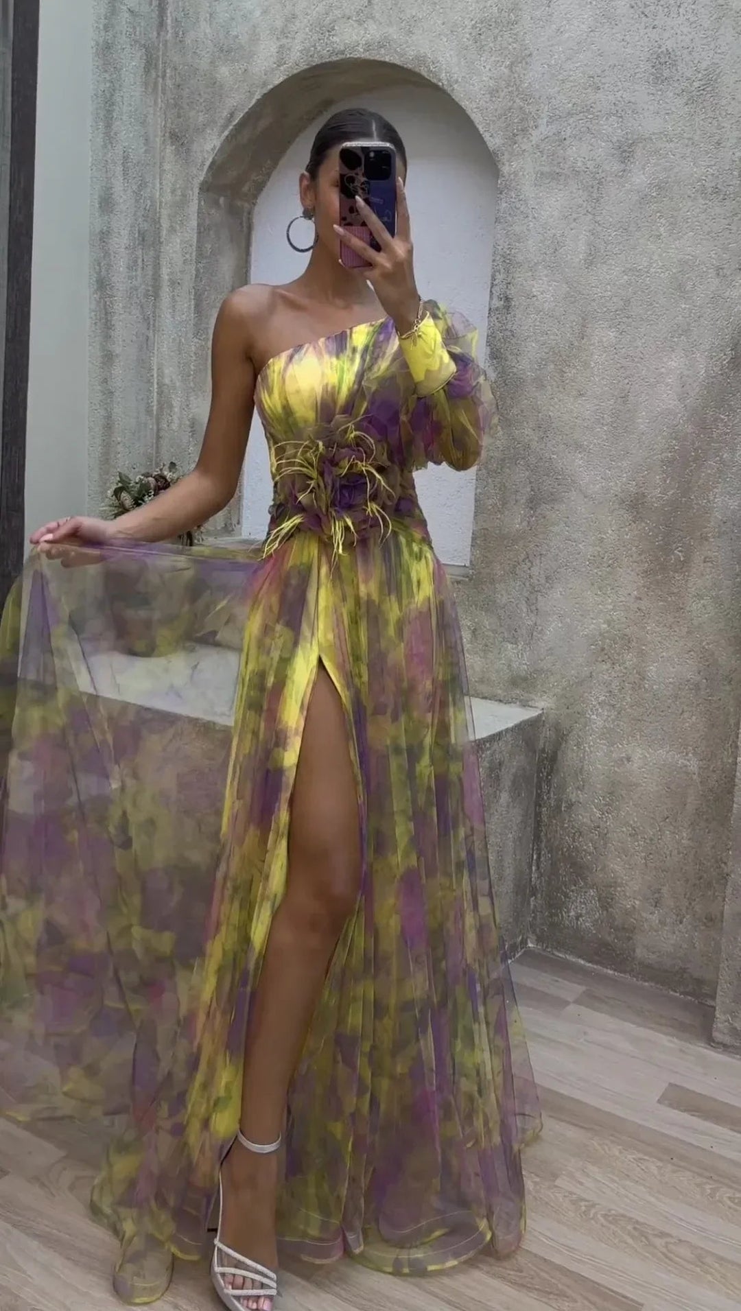 Axelbandslös blommig maxiklänning för kvinnor, chic off-shoulder design idealisk för bröllopsgäst.