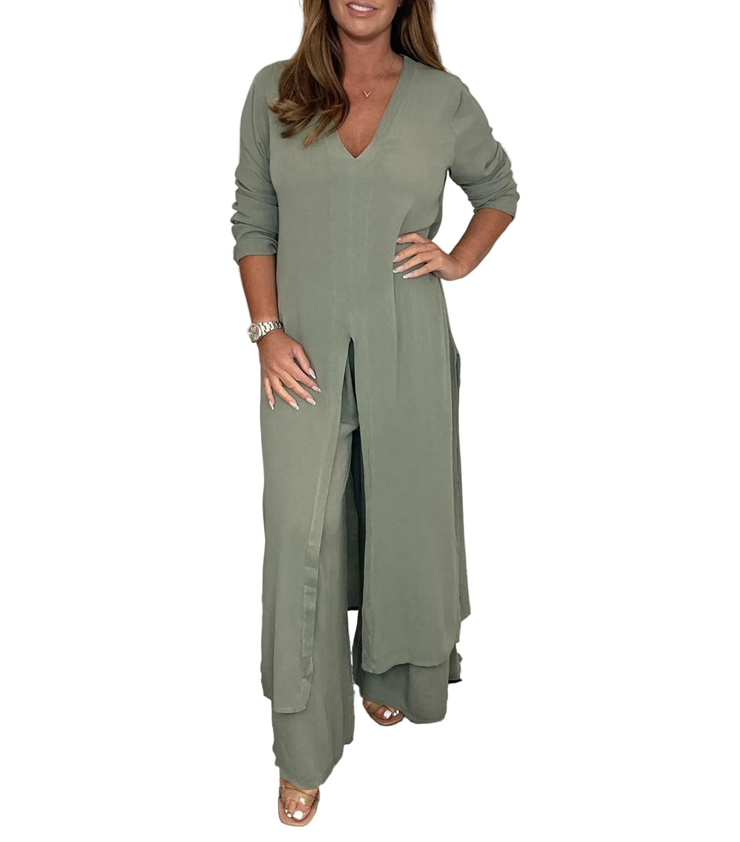 Elegant kvinnors topp- och byxset med tidlös design, perfekt för både fest och vardag.