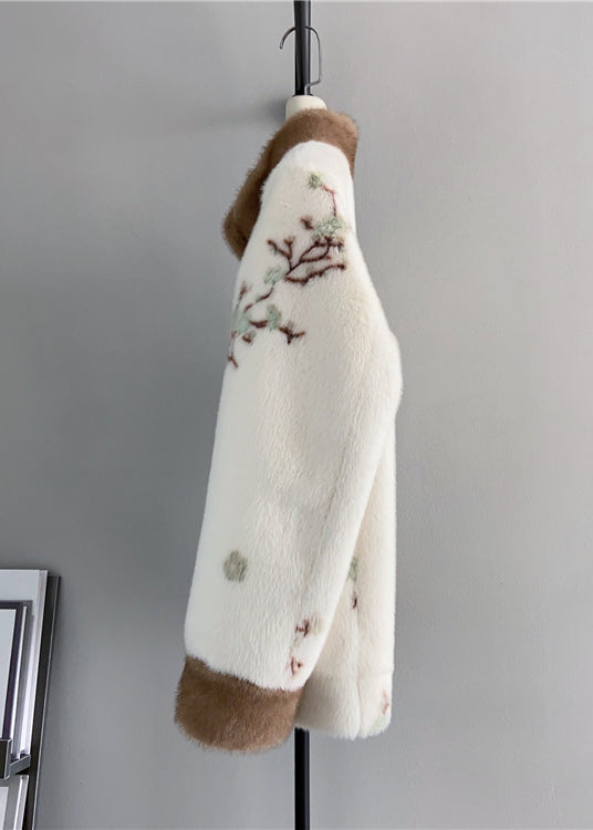 Kvinnors vintagejacka med elegant stativkrage och broderier. Ett bekvämt ytterplagg med lös passform.