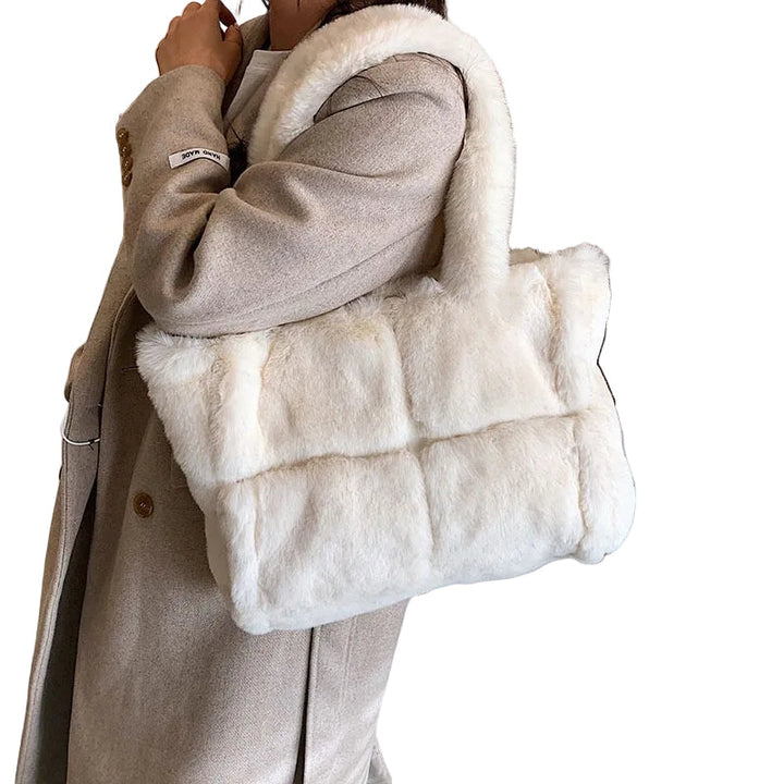 Elegant kvinnors vinterhandväska, rymlig och modern. Chic modeaccessoar för kalla dagar.