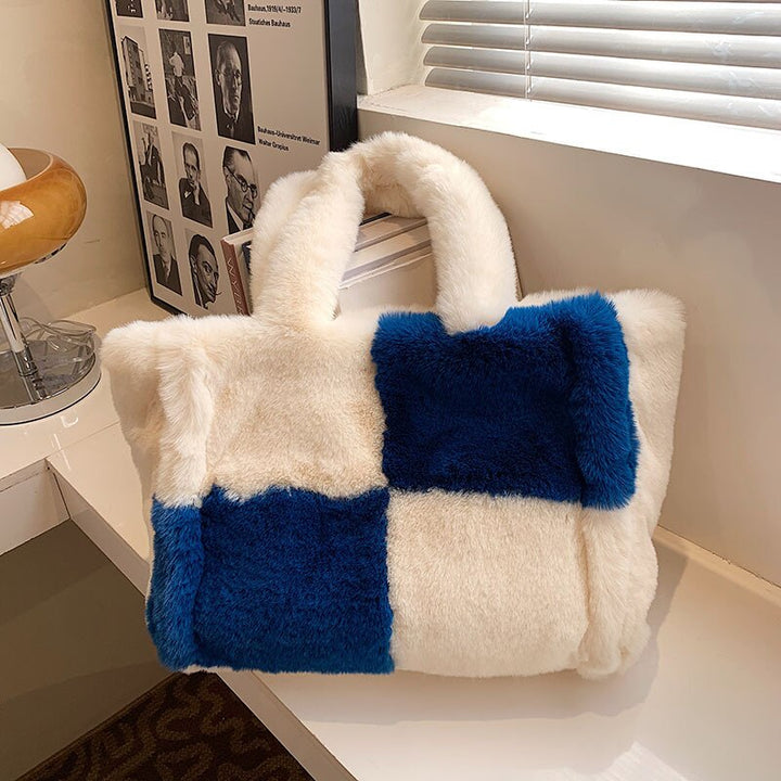 Modern kvinnors axelväska, rymlig vardags- och laptopväska i elegant vinterdesign.