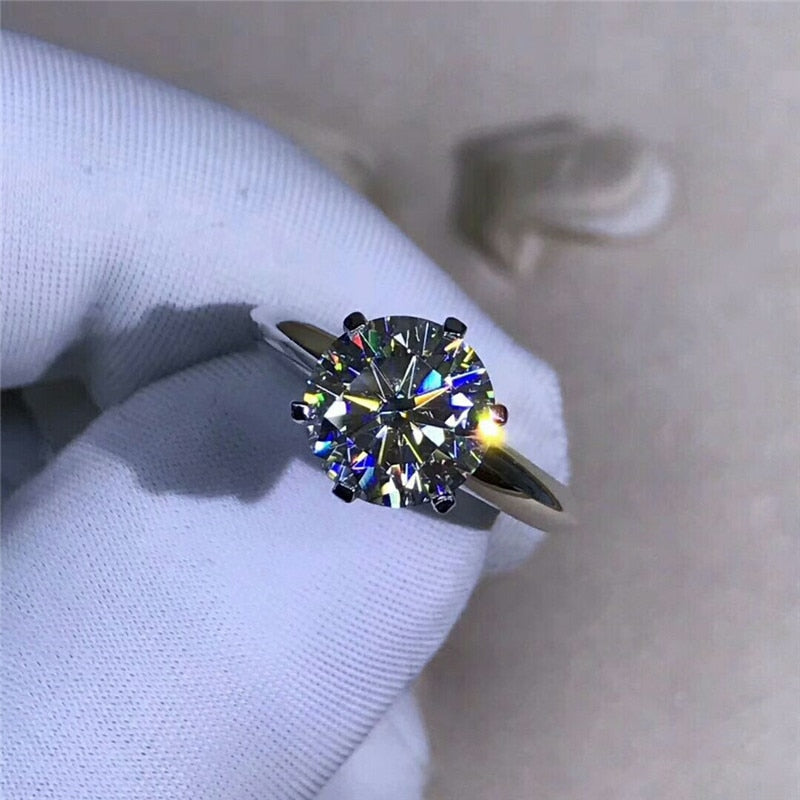 Tidlös elegant damring i silverlook, perfekt smycke och present. Vitguldpläterad med diamantliknande stenar.