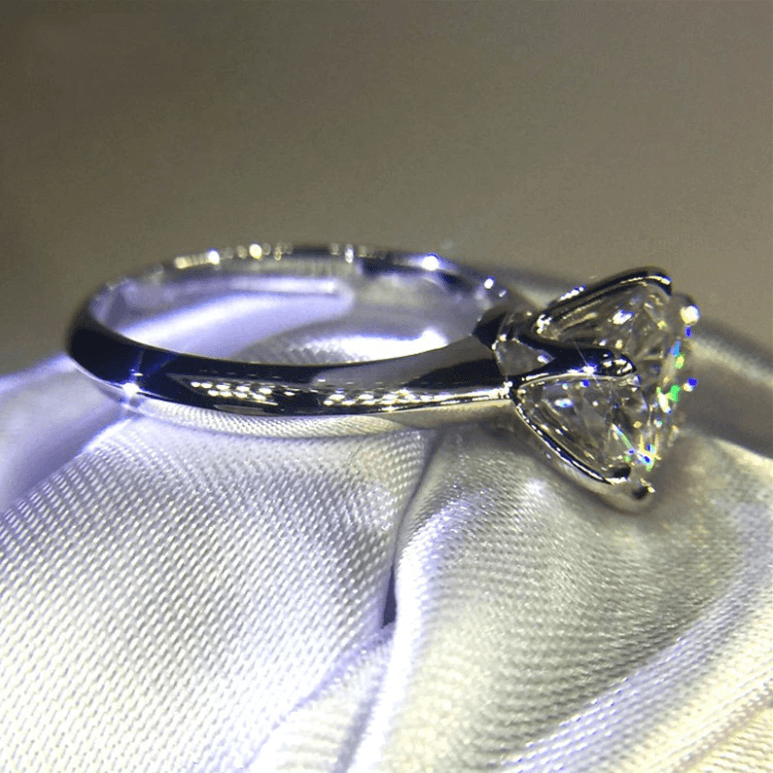 Enkel & klassisk damring i vitguldpläterad design. Elegant löftesring med en glittrande zirkoniasten.