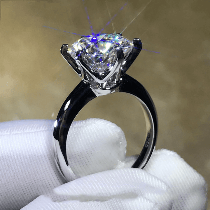 Glänsande vitguldpläterad förlovningsring för henne. Tidlöst smycke med diamantstil, perfekt present.