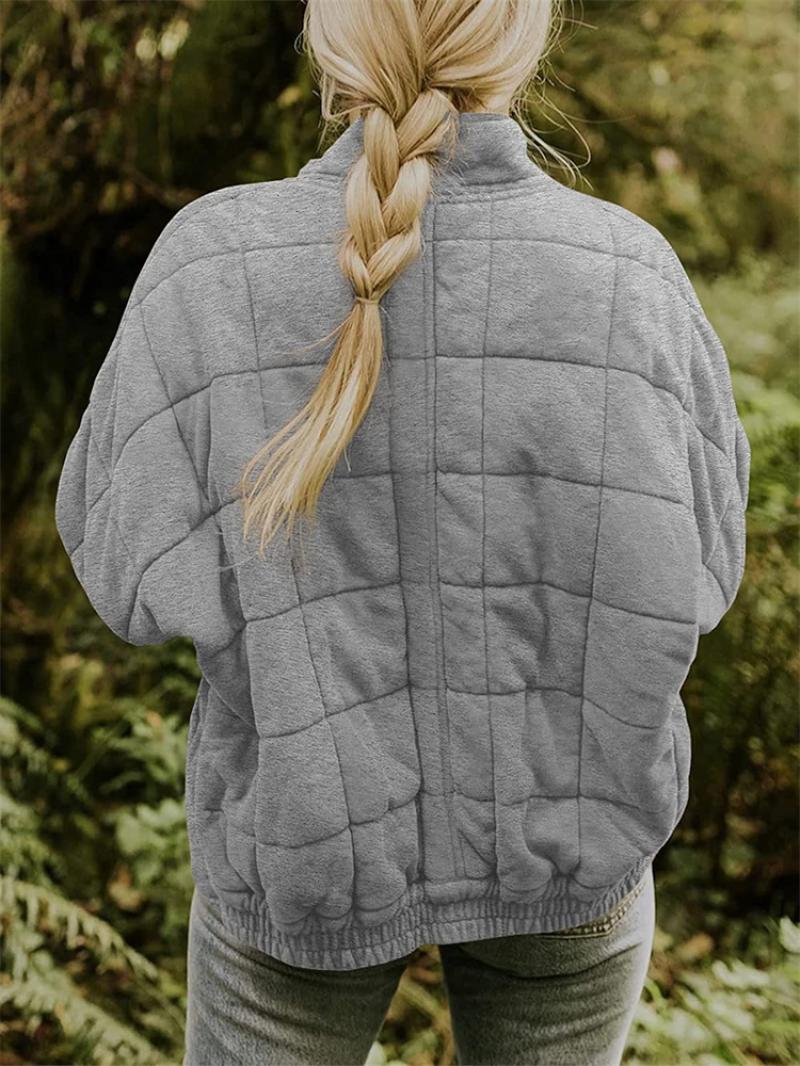 Ryggvy av chic, lång damjacka i elegant design. Varm vinterjacka för kvinnor.
