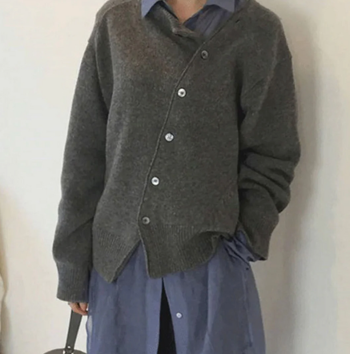 Trendig lång kofta för damer med unik diagonal knäppning. Ett måste för höstmode och vårmode.