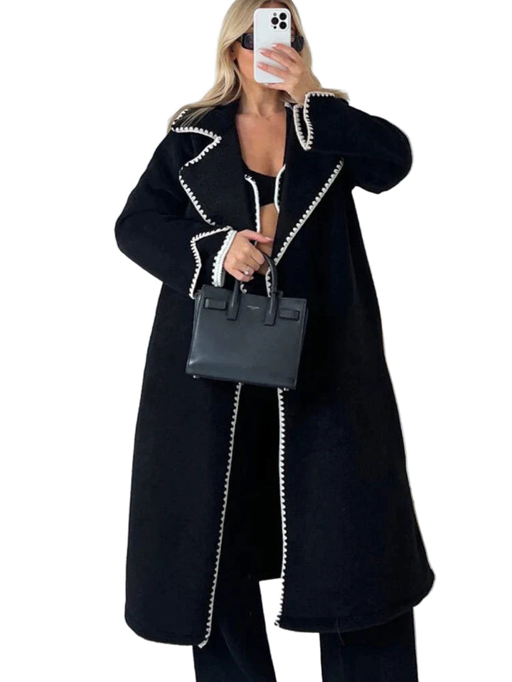 Elegant lång damvinterfrakk med avtagbar huva, perfekt för vinterkyla och en stilren look.