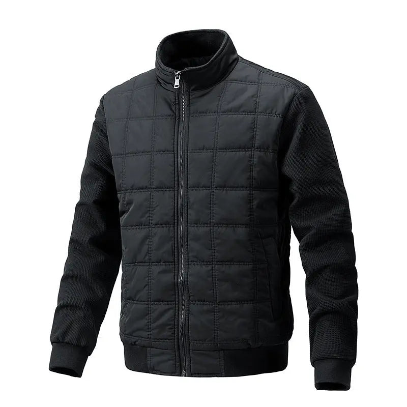 Elegant lång damvinterjacka, varm och quiltad, perfekt för kallt väder.