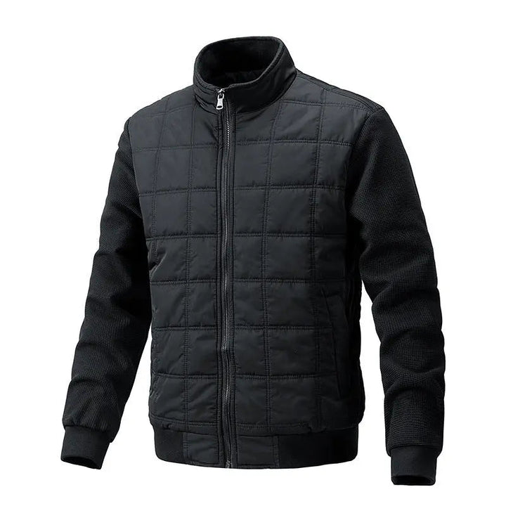 Elegant lång damvinterjacka, varm och quiltad, perfekt för kallt väder.