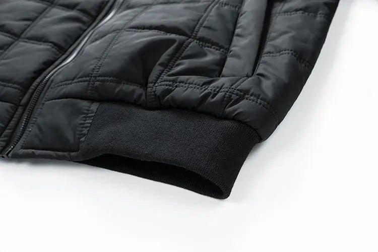 Lång, quiltad vinterjacka för dam. Varmt ytterplagg med fickor, perfekt för kvinnors mode.