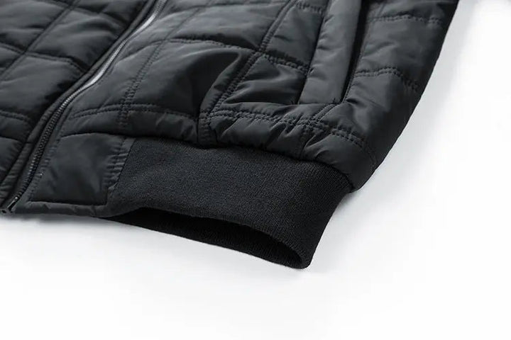 Lång, quiltad vinterjacka för dam. Varmt ytterplagg med fickor, perfekt för kvinnors mode.