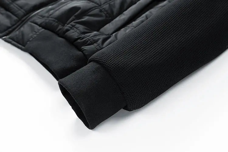 Varmt och elegant ytterplagg: Lång quiltad damjacka med fickor för stilren vinter.