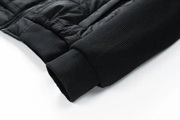 Varmt och elegant ytterplagg: Lång quiltad damjacka med fickor för stilren vinter.