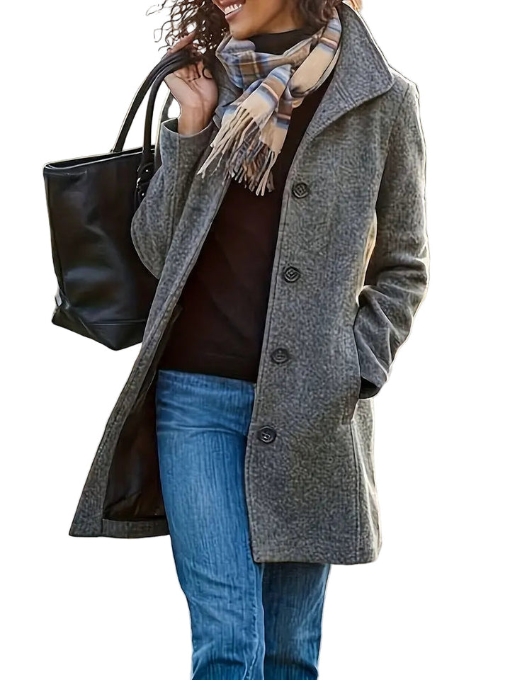 Elegant lång kvinnors kappa för höst och vinter. Värmande ytterplagg i stilren design, perfekt damkläder.