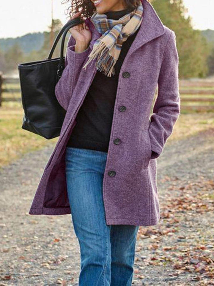 Varm, lång vinterkappa för kvinnor. En avslappnad men elegant höstkappa, moderiktigt ytterplagg.