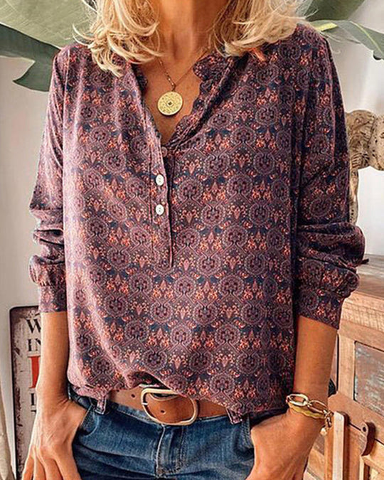 Mönstrad långärmad damtopp som kombinerar vintagestil och vardagsmode för en chic look