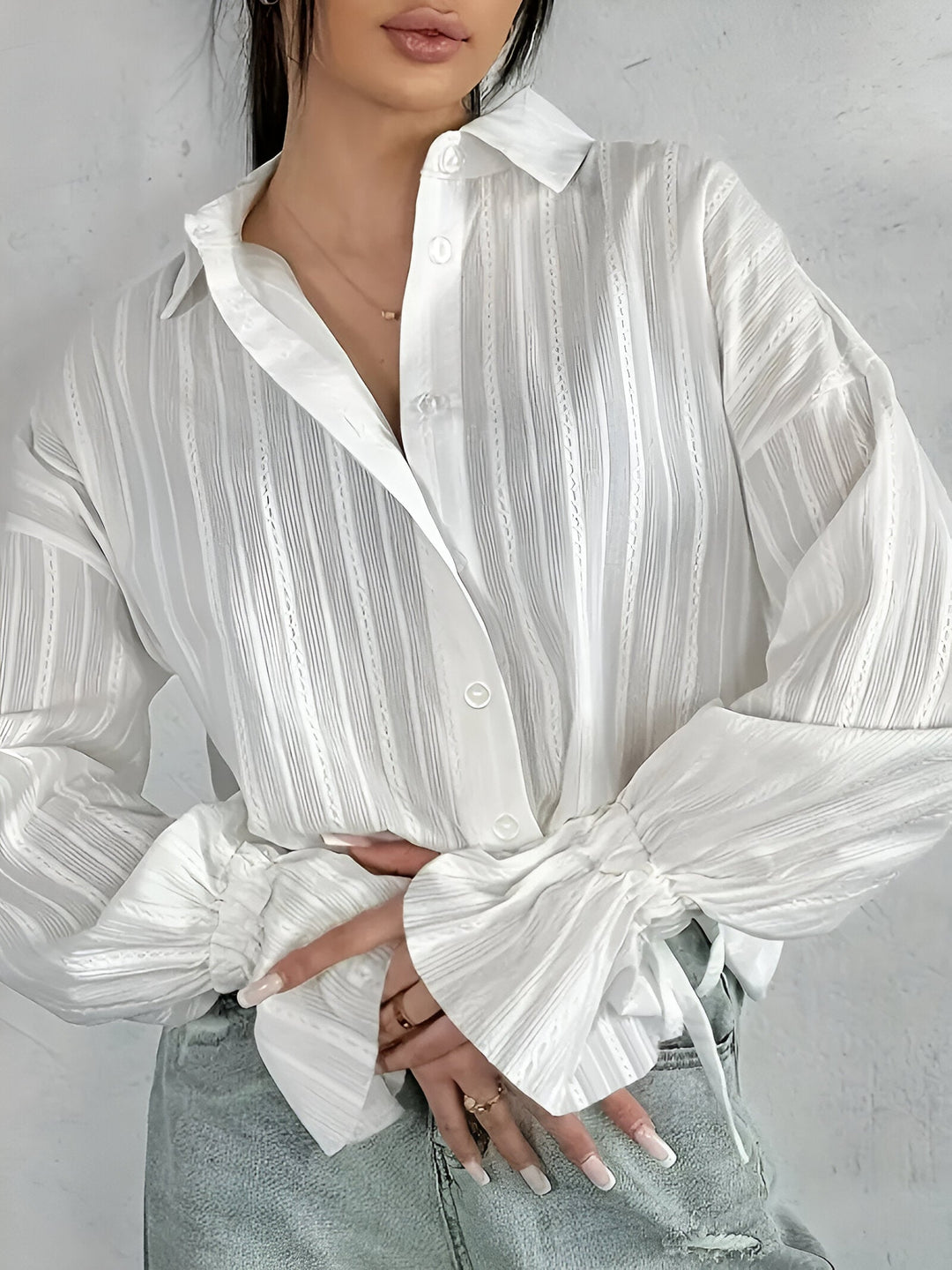 Elegant långärmad damblus med broderad krage. Chic design, perfekt för kontor och vardag.