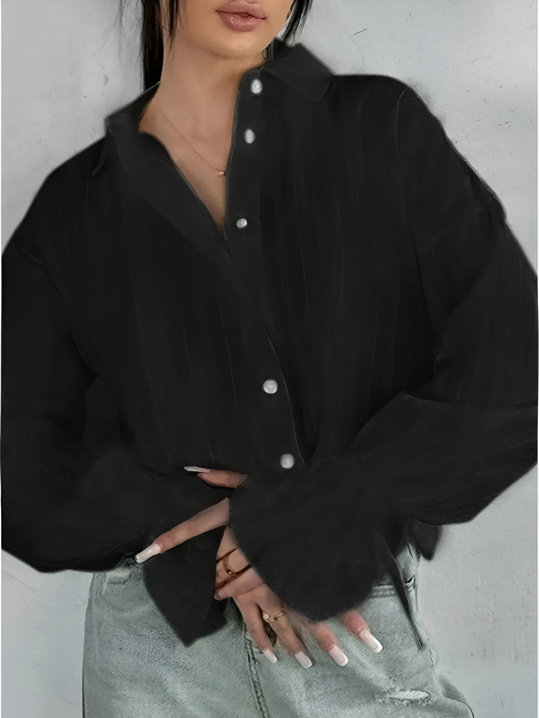 Svart broderad damblus med elegant krage. Tidlös chic stil, perfekt för kontorskläder och fest.