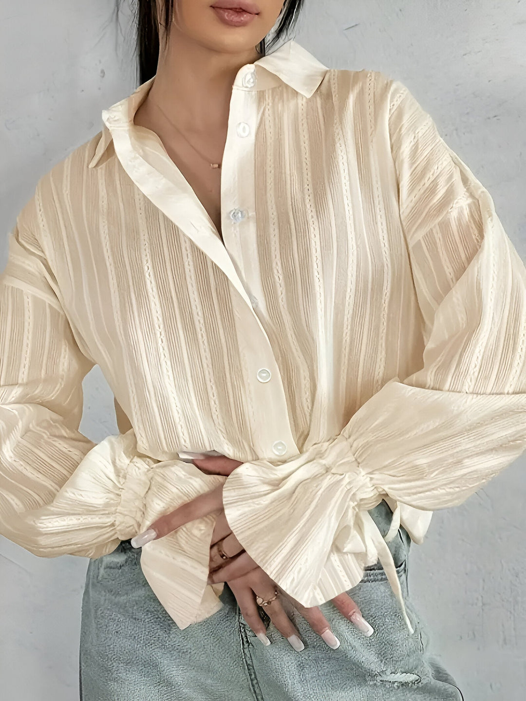 Vår/sommar långärmad damblus med broderad krage. Elegant och bekväm stil för både vardag och kontor.