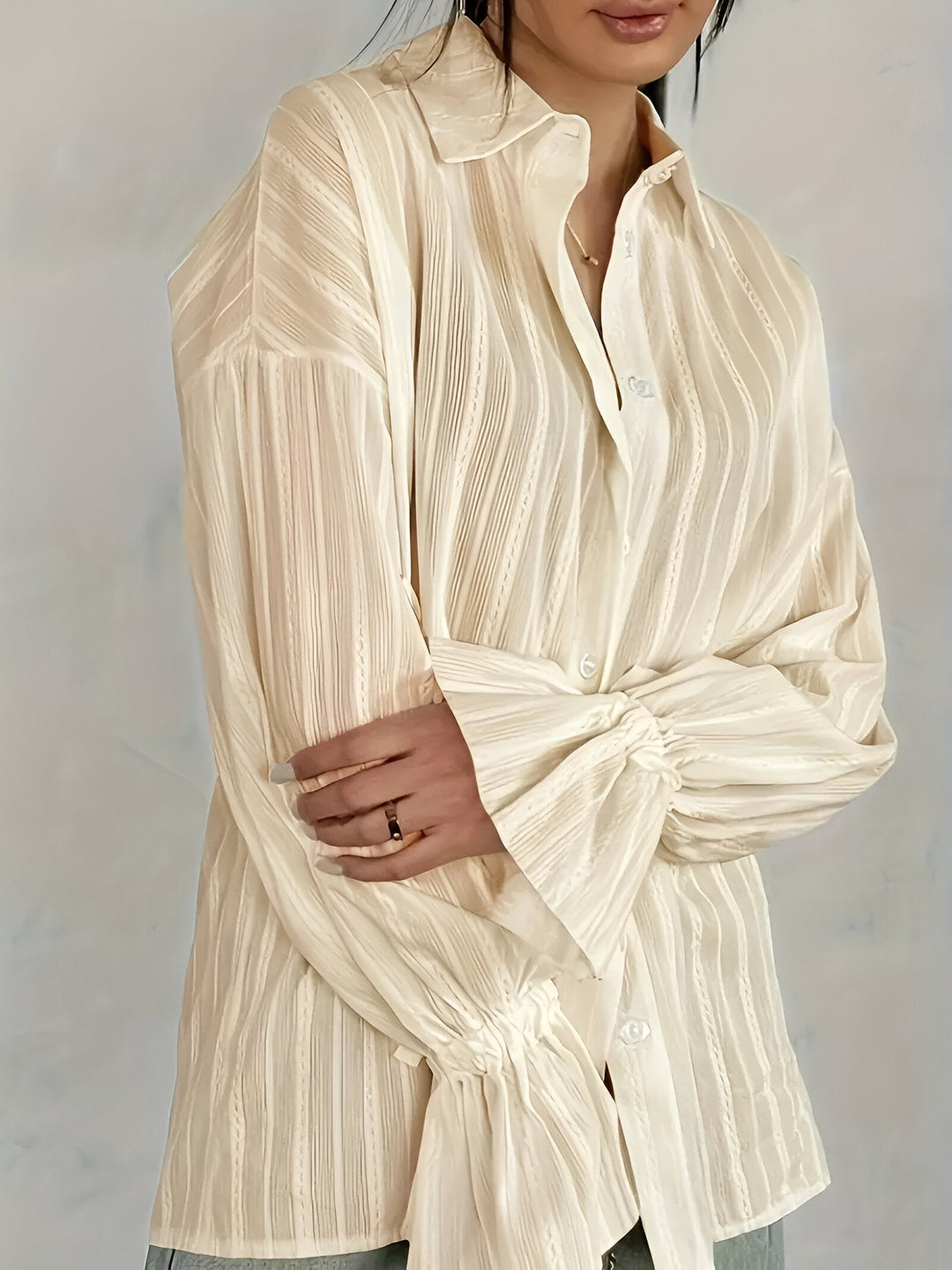 Kvinnors broderad blus. Långärmad, chic och elegant stil med broderad krage. Finns i vit, svart, aprikos.