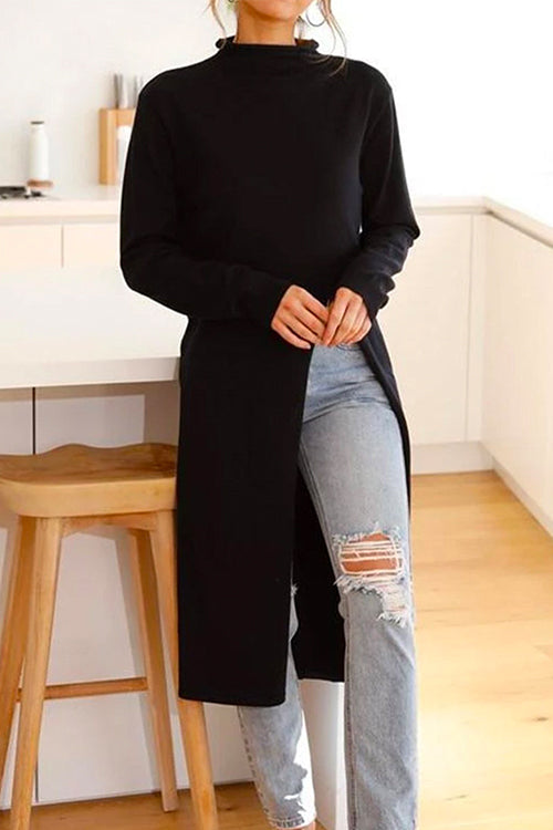 Svart damklänning med lång ärm, bekväm turtleneck och sexig hög slits. En elegant klänning för kvällen.