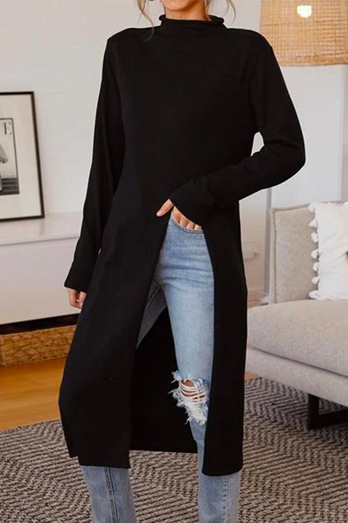 Stilren långärmad turtleneck-klänning i vit färg med trendig hög slits. Passar för både vardag och fest.