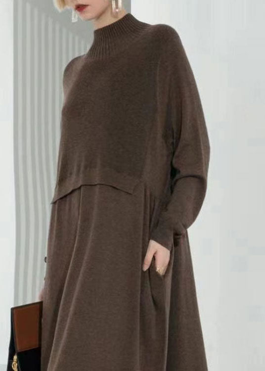 Svart eller brun höstklänning för kvinnor, långärmad med hög krage. Patchworkdesign för elegant och bekväm stil.