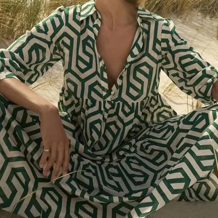 Grön långärmad klänning med geometriskt mönster. Modern dammode, både vardag och elegant festklänning.
