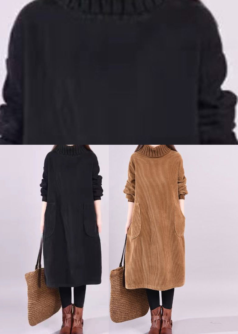 Kvinnors varm klänning med långa ärmar och hög krage. Elegant, bohemisk med patchwork för höst/vinter.