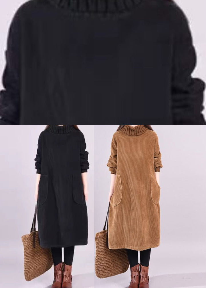 Kvinnors varm klänning med långa ärmar och hög krage. Elegant, bohemisk med patchwork för höst/vinter.