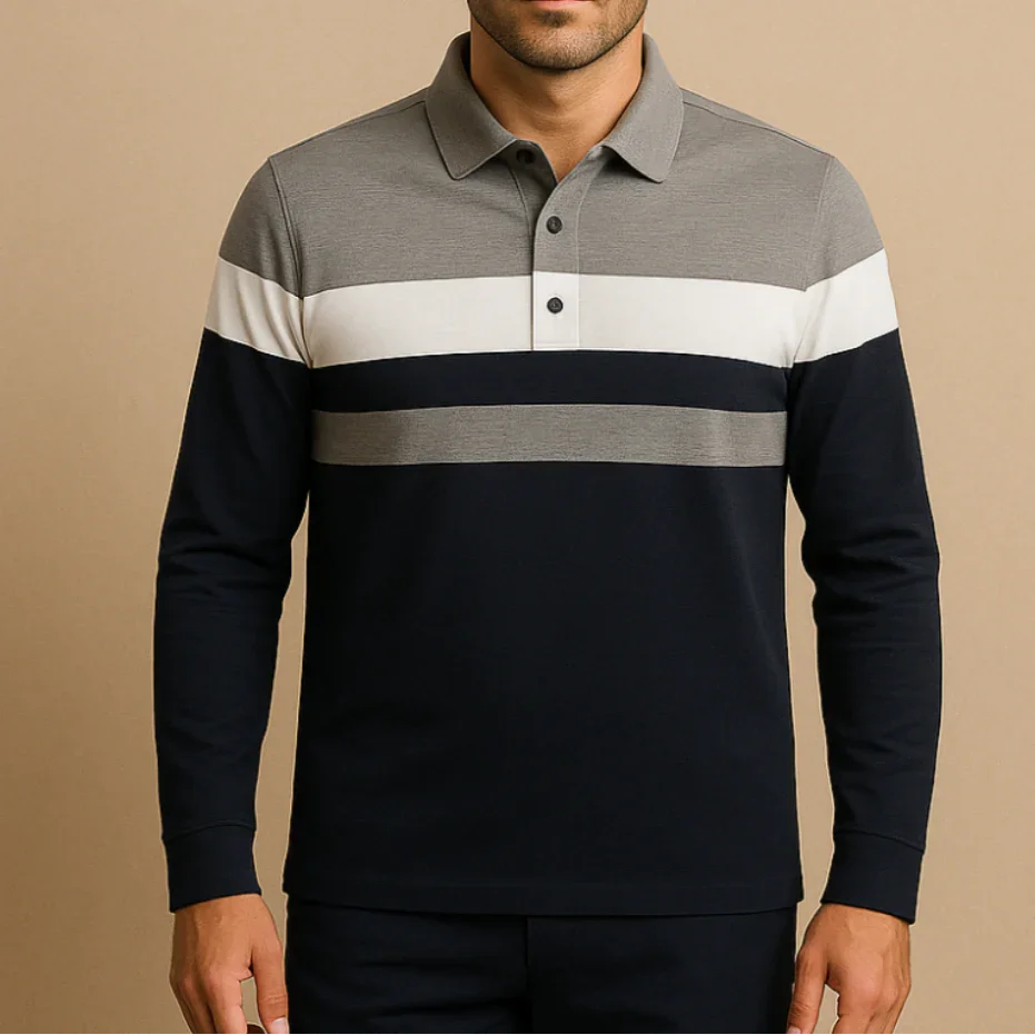 Man bär bekväm långärmad randig pikétröja i casual vardagsstil. Mångsidigt herrmode.