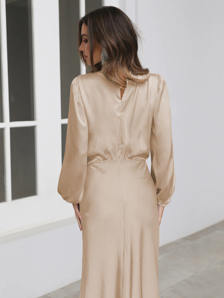 Kvinnors eleganta satinklänning, långärmad design. Festklänning med stil för en sofistikerad look.