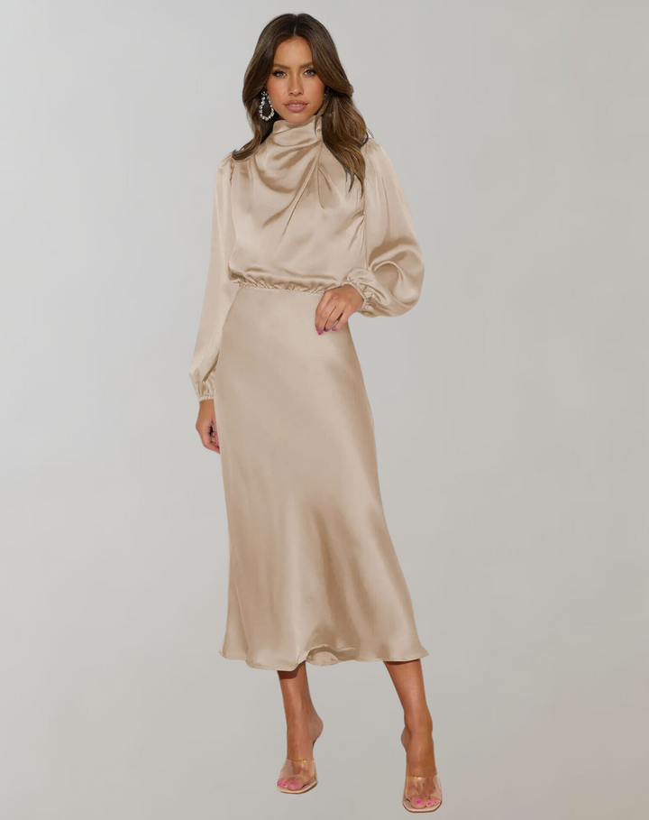 Kvinnors eleganta festklänning i satin. Långärmad design för en sofistikerad stil. Aftonklänning mode.