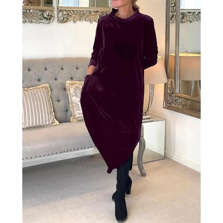 Elegant lång sammetsklänning. Ryggdetalj visar vackert fall och design på denna aftonklänning.