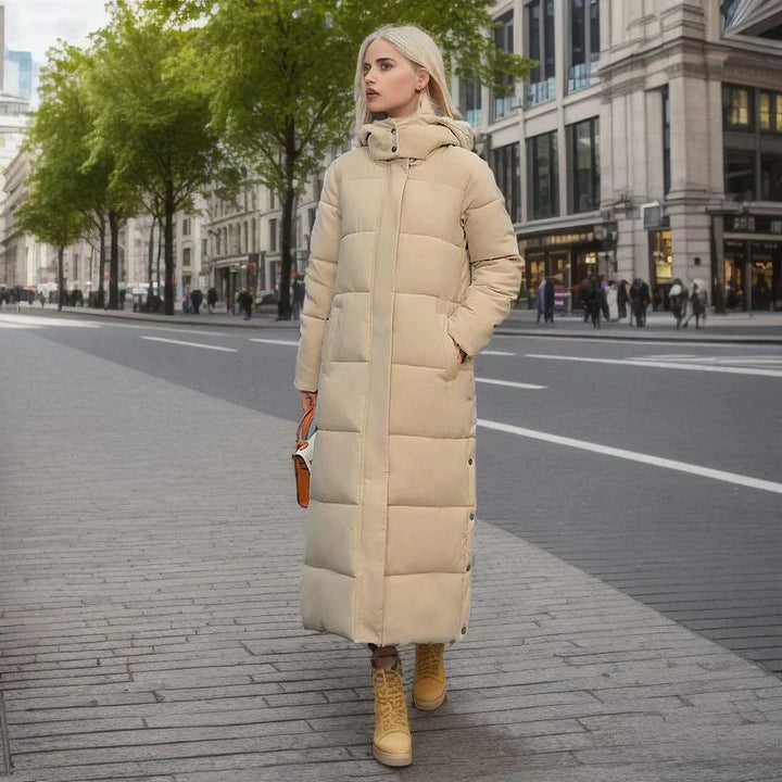 Elegant lång svart vinterjacka i polyester för dam, perfekt för kalla dagar.