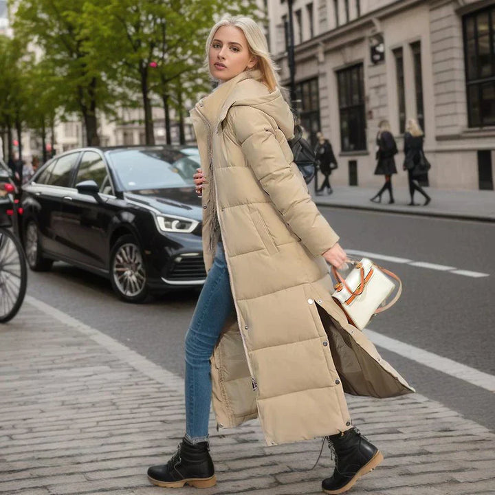 Dam vinterjacka i elegant design, lång modell i polyester, idealisk för kallt väder.