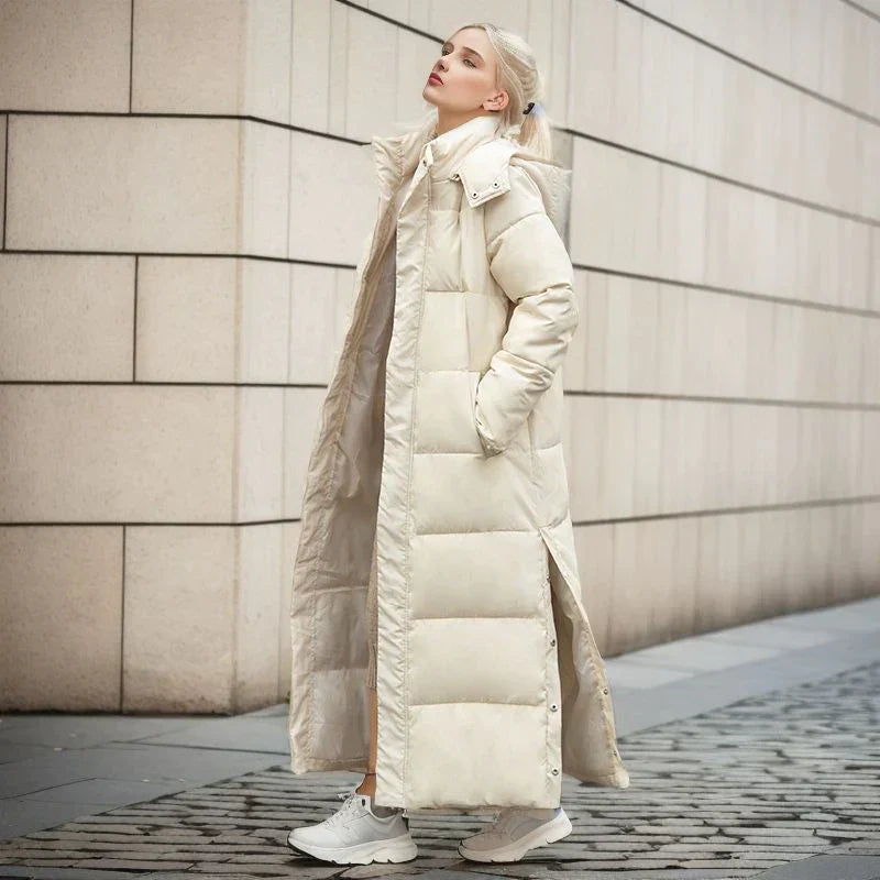 Modeinspirerad lång polyesterjacka för dam, perfekt som vinterjacka i kallt väder.