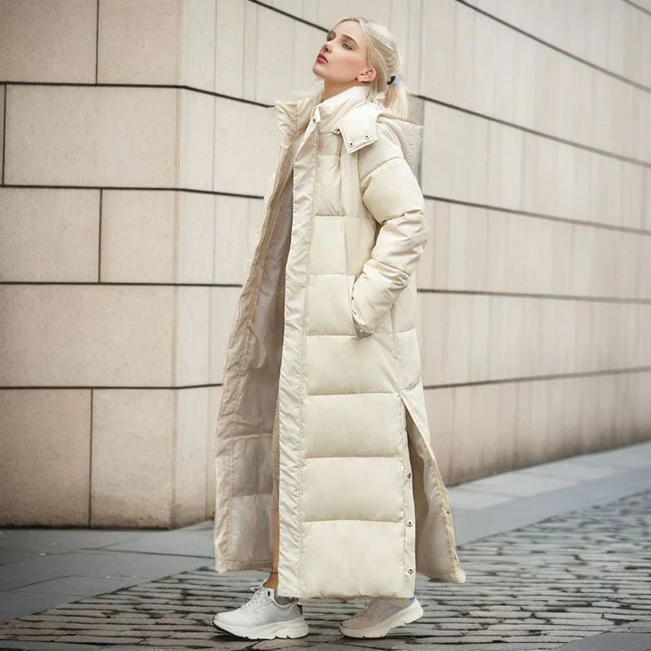 Modeinspirerad lång polyesterjacka för dam, perfekt som vinterjacka i kallt väder.