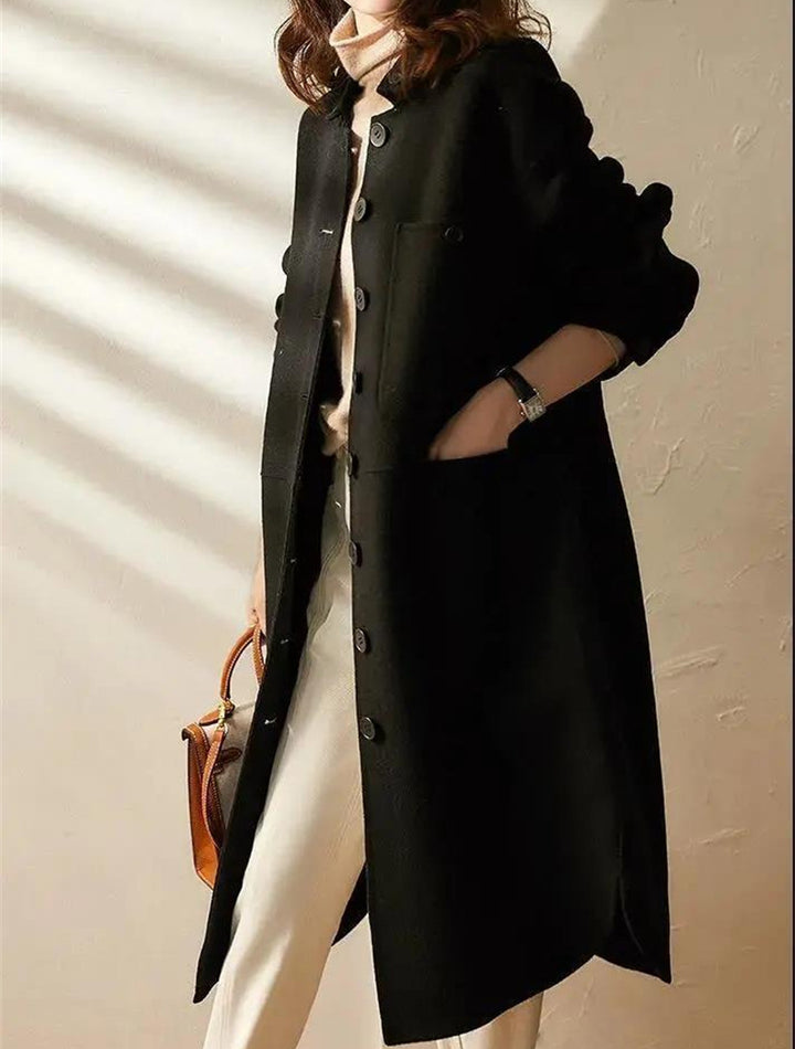 Svart lång dam trenchcoat, elegant mode. Mångsidigt ytterplagg för vardagslook och festliga tillfällen.