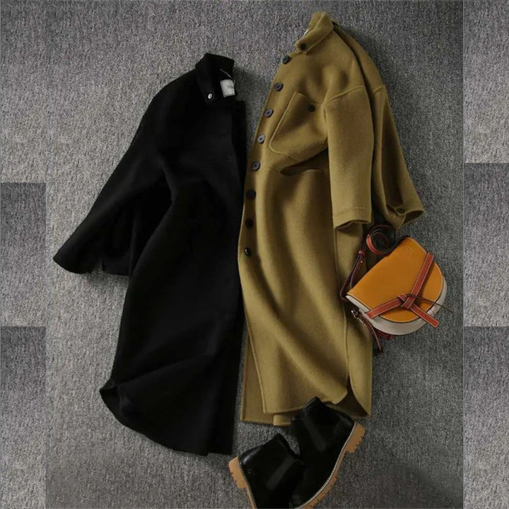 Klassisk lång trenchcoat för kvinnor i svart, elegant design. En modern vårjacka för stilmedvetna.