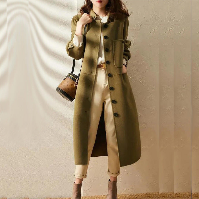 Lång trenchcoat för kvinna, elegant och mångsidig. Perfekt som mode ytterplagg för vår & höst.