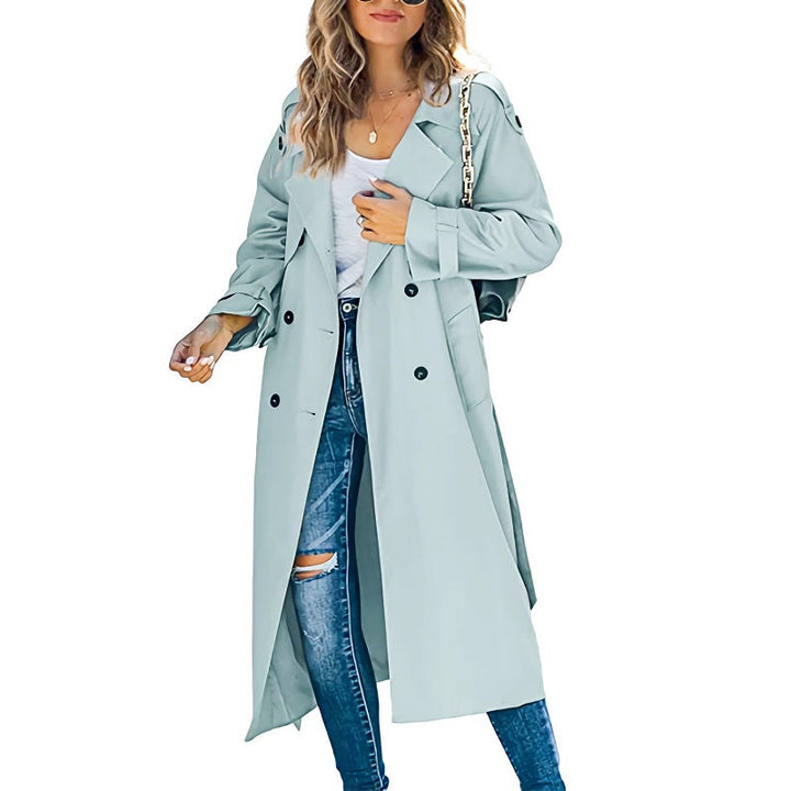 Stilren lång damtrenchcoat i klassisk men modern design. Ett elegant ytterplagg för alla säsonger och tillfällen.