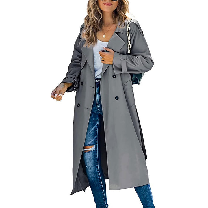 Elegant dubbelknäppt damtrenchcoat. Modern lång kappa med tidlös design, perfekt ytterplagg för stilmedvetna kvinnor.